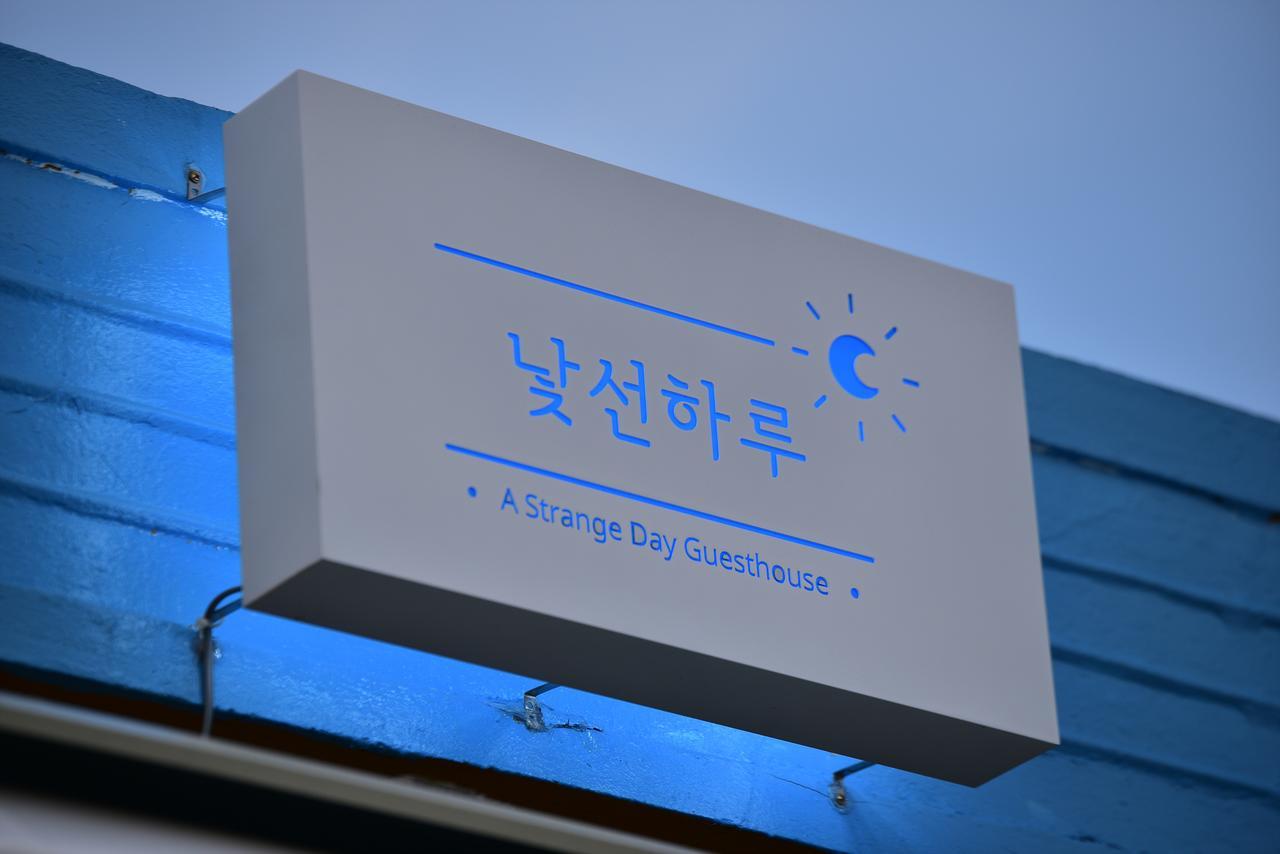Hotel A Strange Day à Seogwipo Extérieur photo